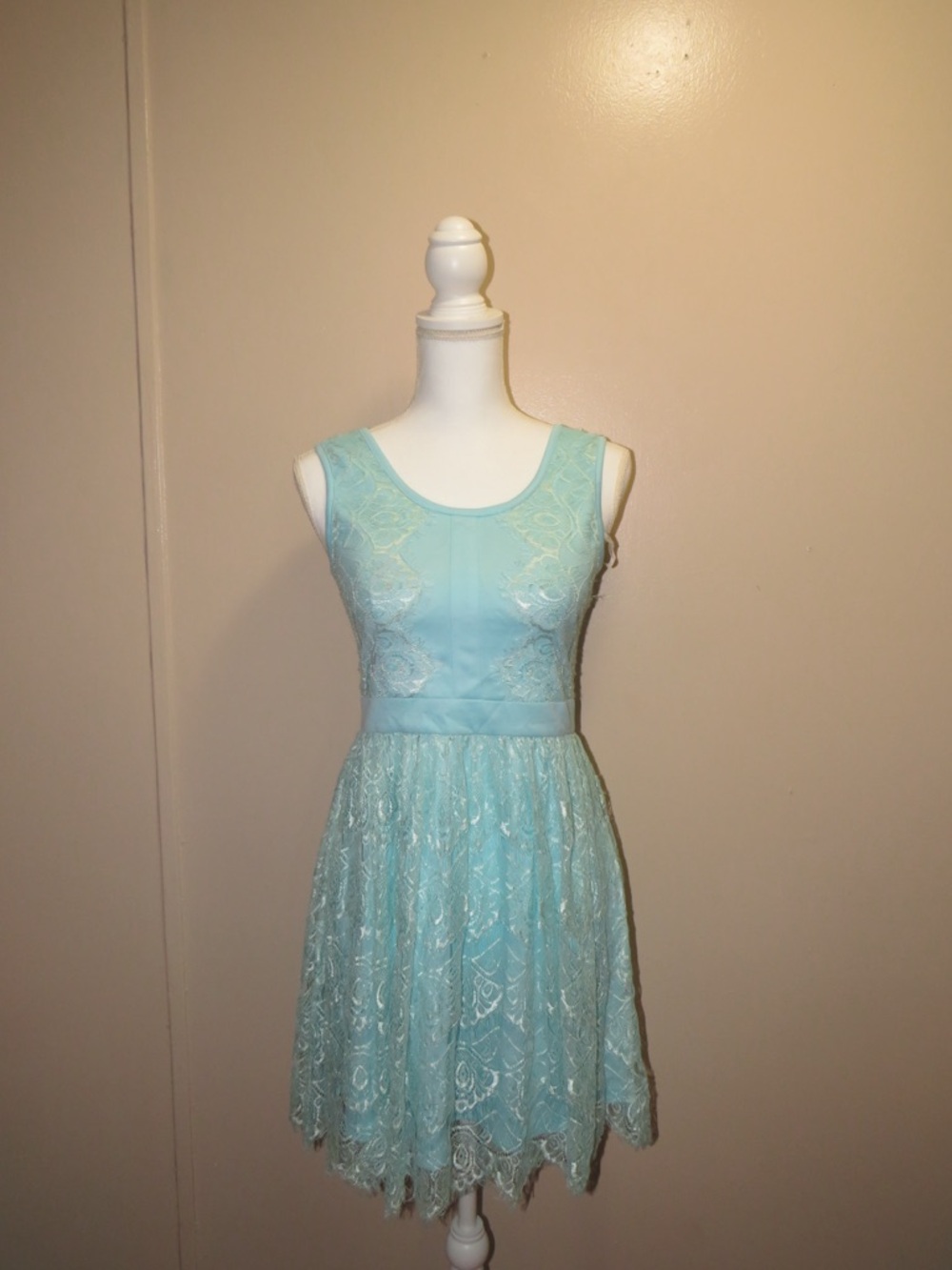Minuet Women’s (Juniors) Petite Aqua Lace Sleeveless flare Mini Dress. Size M